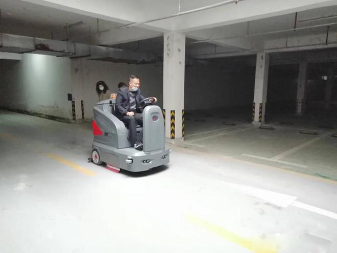 河池小区物业保洁不用人力改用驾驶式洗地机了